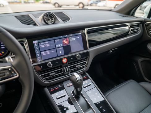 Used 2025 Porsche Macan image 15