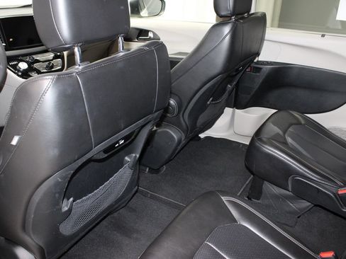 Used 2023 Chrysler Pacifica Touring-L FWD image 21