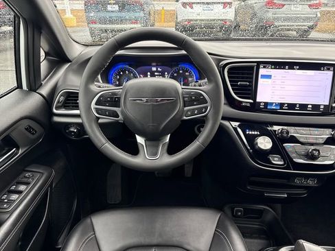 Used 2025 Chrysler Pacifica Select image 13