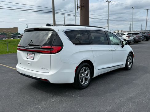 Used 2023 Chrysler Pacifica Limited FWD image 7