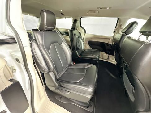Used 2023 Chrysler Pacifica Touring-L FWD image 28