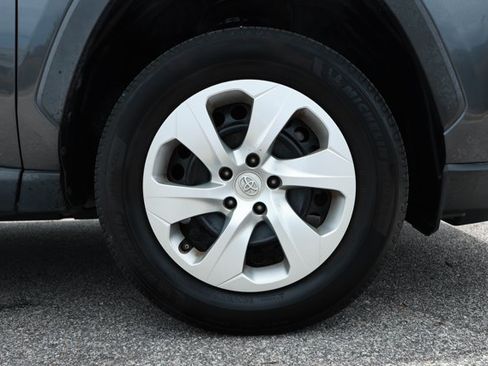 Used 2019 Toyota RAV4 LE FWD image 5