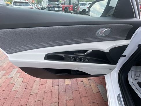 Used 2024 Hyundai Elantra Limited FWD image 10