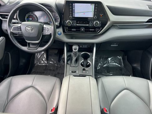 Used 2022 Toyota Highlander XLE image 3