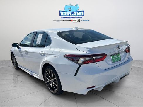 Used 2023 Toyota Camry SE image 3