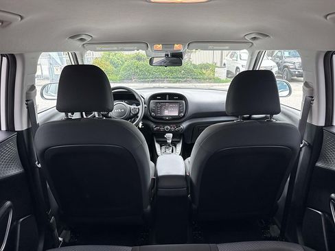 Used 2025 Kia Soul LX w/ LX Technology Package FWD image 9