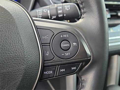 Certified 2022 Toyota Corolla Cross XLE image 22