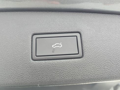 Certified 2022 Volkswagen Tiguan SE image 13