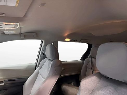 Used 2024 Toyota Sienna LE AWD/4WD image 39