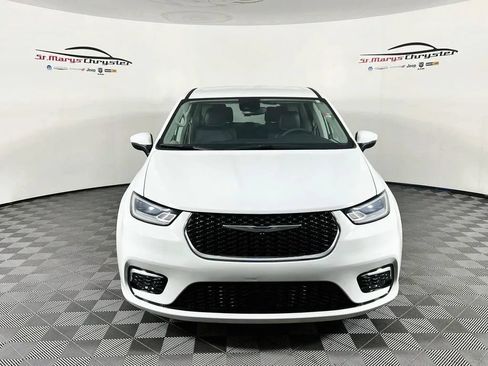 Used 2023 Chrysler Pacifica Touring-L FWD image 3