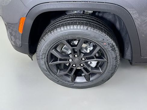 New 2025 Jeep Grand Cherokee Limited image 32