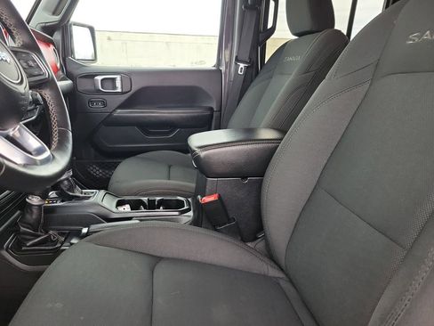 Used 2020 Jeep Wrangler Unlimited Sahara w/ Dual Top Group AWD/4WD image 17