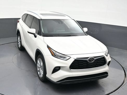 Used 2021 Toyota Highlander Limited FWD image 22
