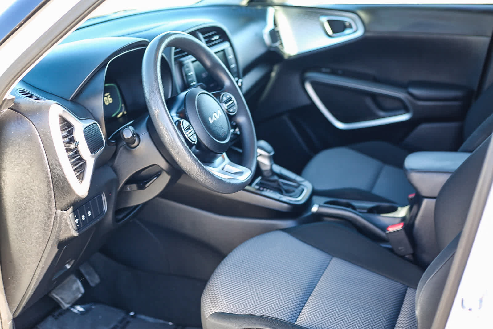 Used 2023 Kia Soul LX w/ LX Technology Package FWD image 17