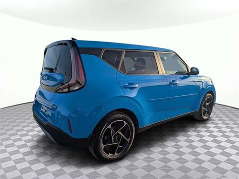 Used 2023 Kia Soul EX image 3