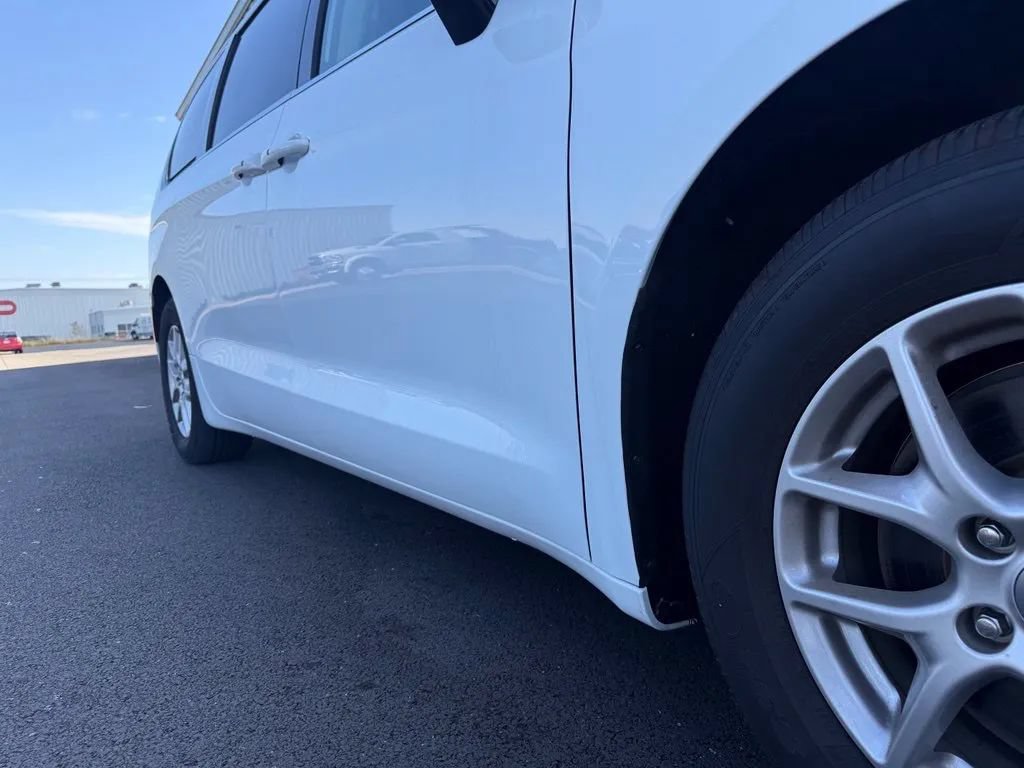 Used 2024 Chrysler Pacifica Touring-L FWD image 11