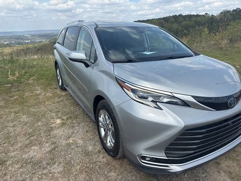Used 2023 Toyota Sienna Platinum image 3