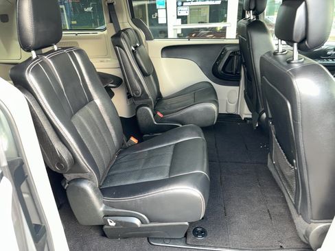 Used 2014 Chrysler Town & Country Touring-L w/ Driver Convenience Group FWD image 23