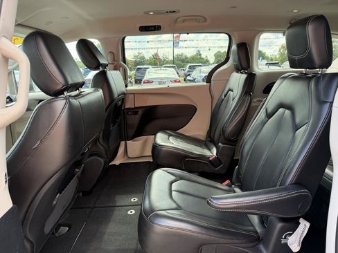 Used 2023 Chrysler Pacifica Touring-L FWD image 17