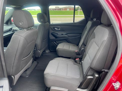 Used 2022 Chevrolet Traverse LT FWD image 12