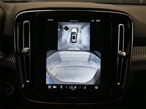 Used 2024 Volvo XC40 B5 Plus image 20