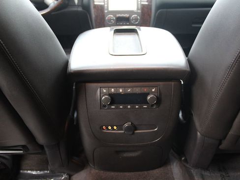 Used 2014 GMC Yukon XL Denali image 30