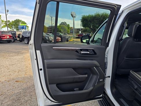 Used 2025 Chevrolet Suburban Premier image 17