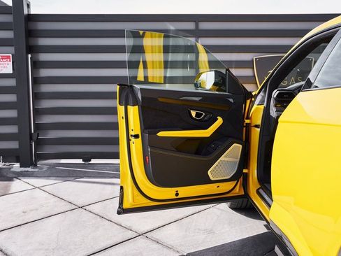 Used 2021 Lamborghini Urus image 28