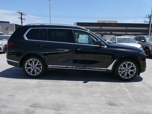 Used 2025 BMW X7 xDrive40i w/ Premium Package AWD/4WD image 2