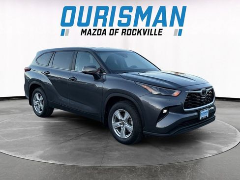 Used 2024 Toyota Highlander LE image 1