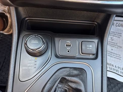 Used 2019 Jeep Cherokee Latitude w/ Cold Weather Group AWD/4WD image 19
