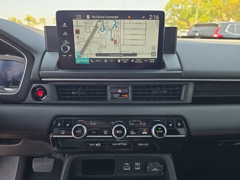 Used 2025 Honda Pilot Black Edition image 17