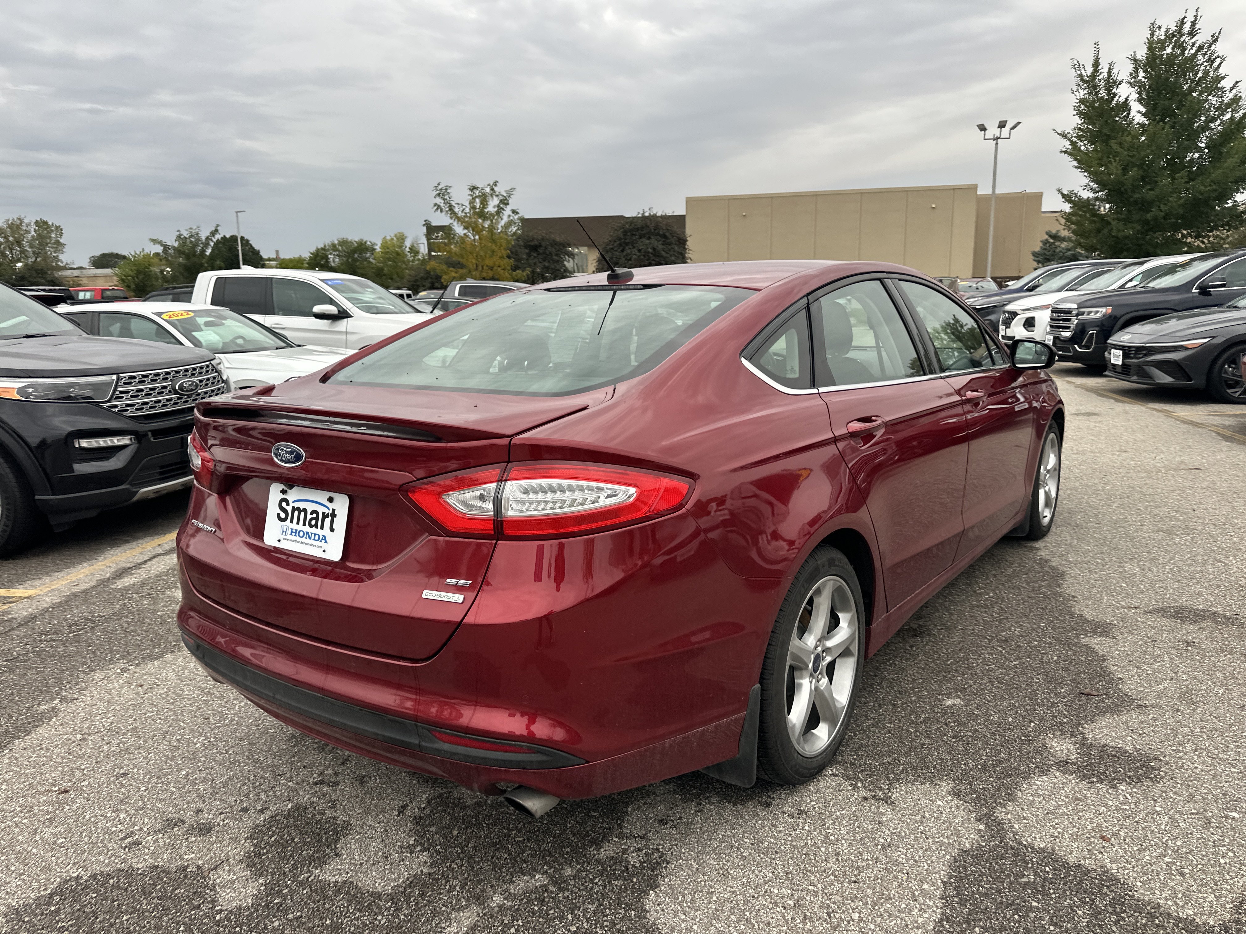 Used 2016 Ford Fusion SE FWD image 4