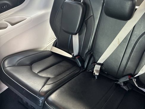 Used 2017 Chrysler Pacifica Limited w/ UConnect Theater Package FWD image 16