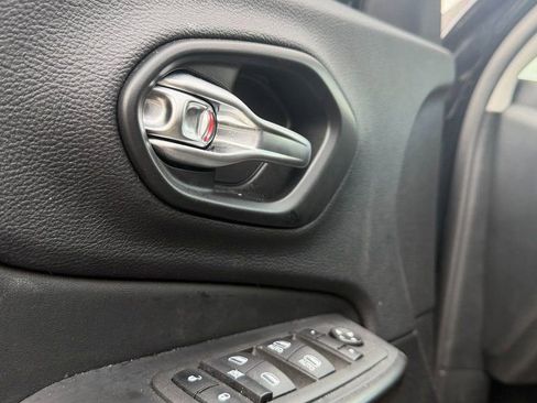 Used 2022 Jeep Cherokee Trailhawk image 12