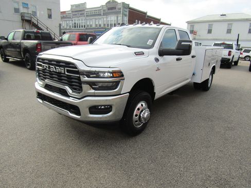 Used 2025 RAM 3500 Tradesman w/ Chrome Appearance Group image 7