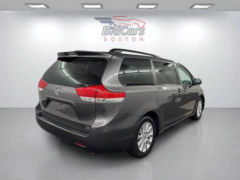 Used 2014 Toyota Sienna XLE image 4