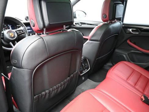 Used 2025 Porsche Macan image 11