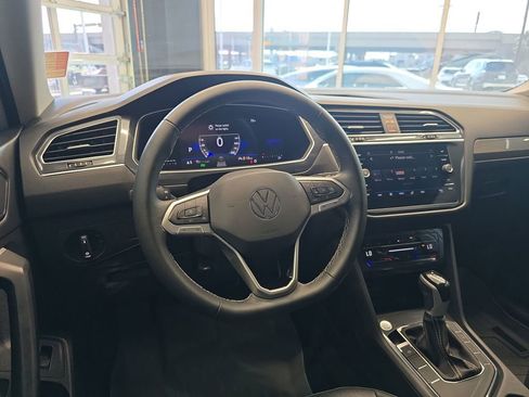 Used 2024 Volkswagen Tiguan SE image 17