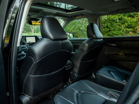 Used 2023 Toyota Highlander XLE FWD image 14