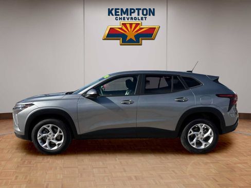Used 2025 Chevrolet Trax LS w/ LS Convenience Package FWD image 3