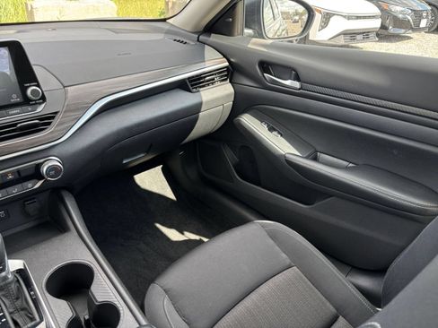 Used 2025 Nissan Altima 2.5 SV FWD image 30