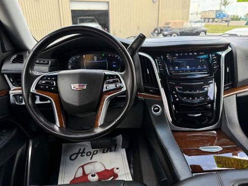 Used 2019 Cadillac Escalade Luxury RWD image 8