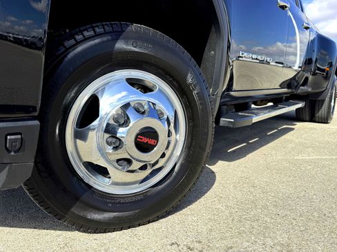 Used 2022 GMC Sierra 3500 Denali image 2