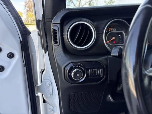 Used 2018 Jeep Wrangler Unlimited Sahara AWD/4WD image 21