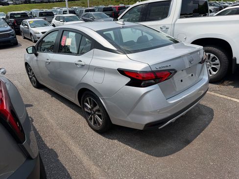 Used 2023 Nissan Versa SV FWD image 4