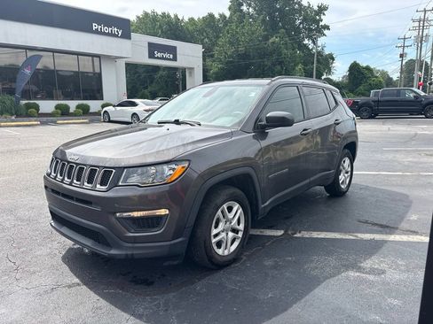 Used 2018 Jeep Compass Sport w/ Tech Group FWD image 2