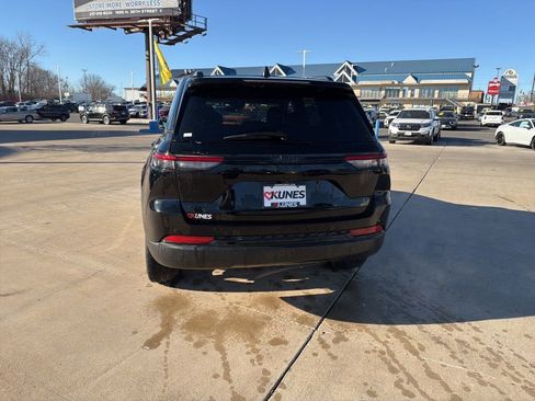Used 2023 Jeep Grand Cherokee Altitude AWD/4WD image 8