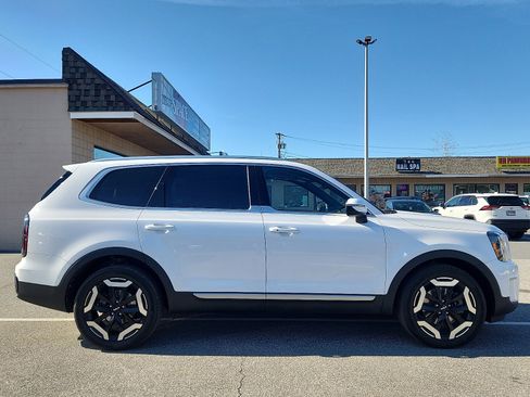 Used 2023 Kia Telluride EX w/ EX Captain's Chair Package AWD/4WD image 3