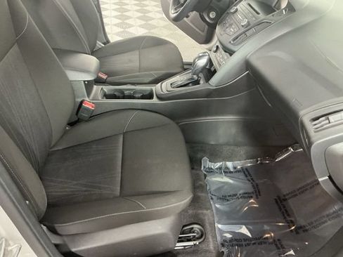 Used 2015 Ford Focus SE FWD image 14